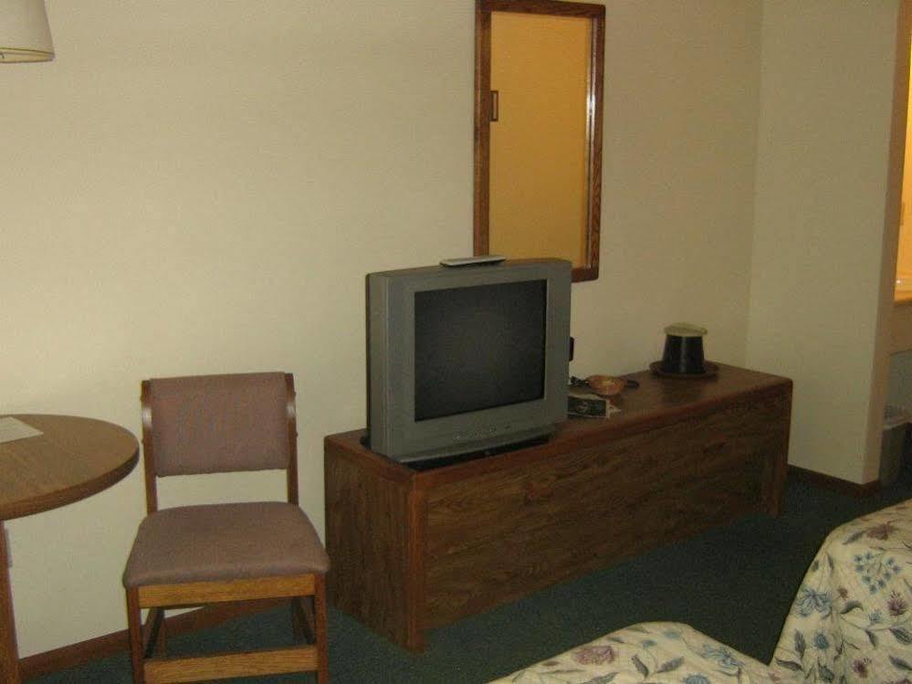 Chapel Hill Motel Brevort Exterior photo