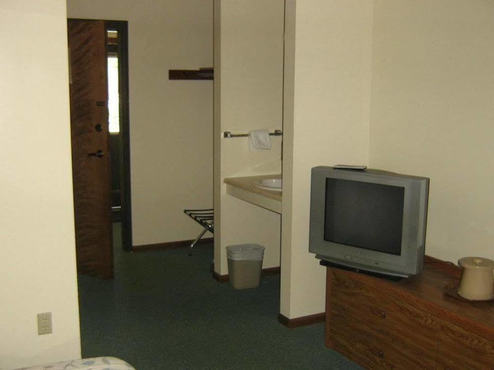 Chapel Hill Motel Brevort Exterior photo